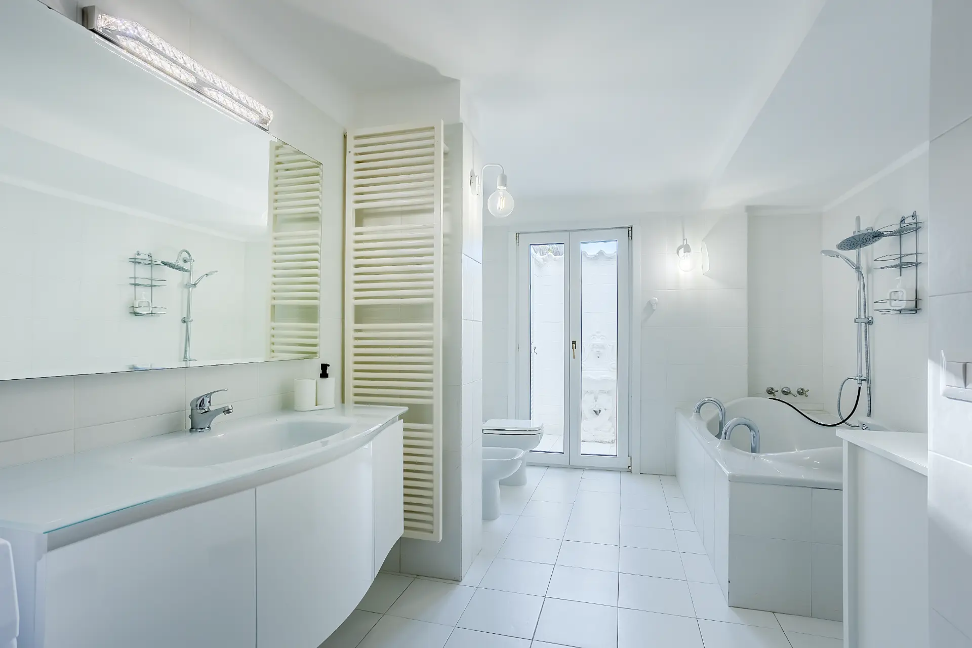 Bagno con grande vasca