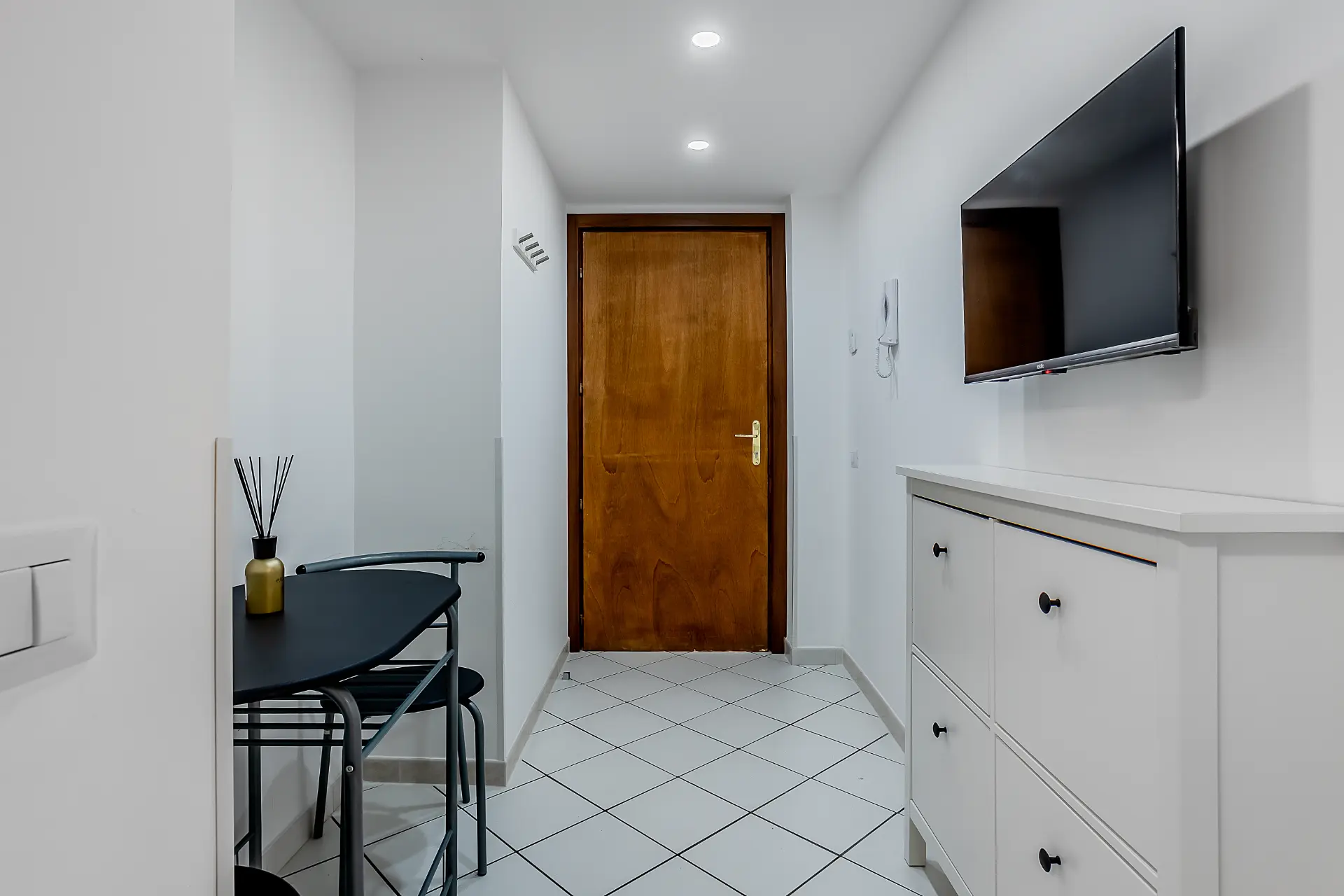 Ingresso con TV e tavolino