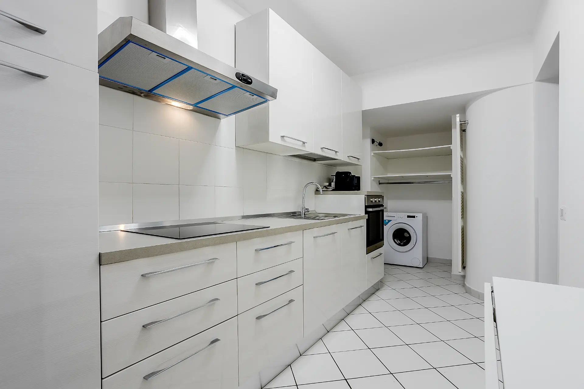 Cucina abitabile con lavatrice
