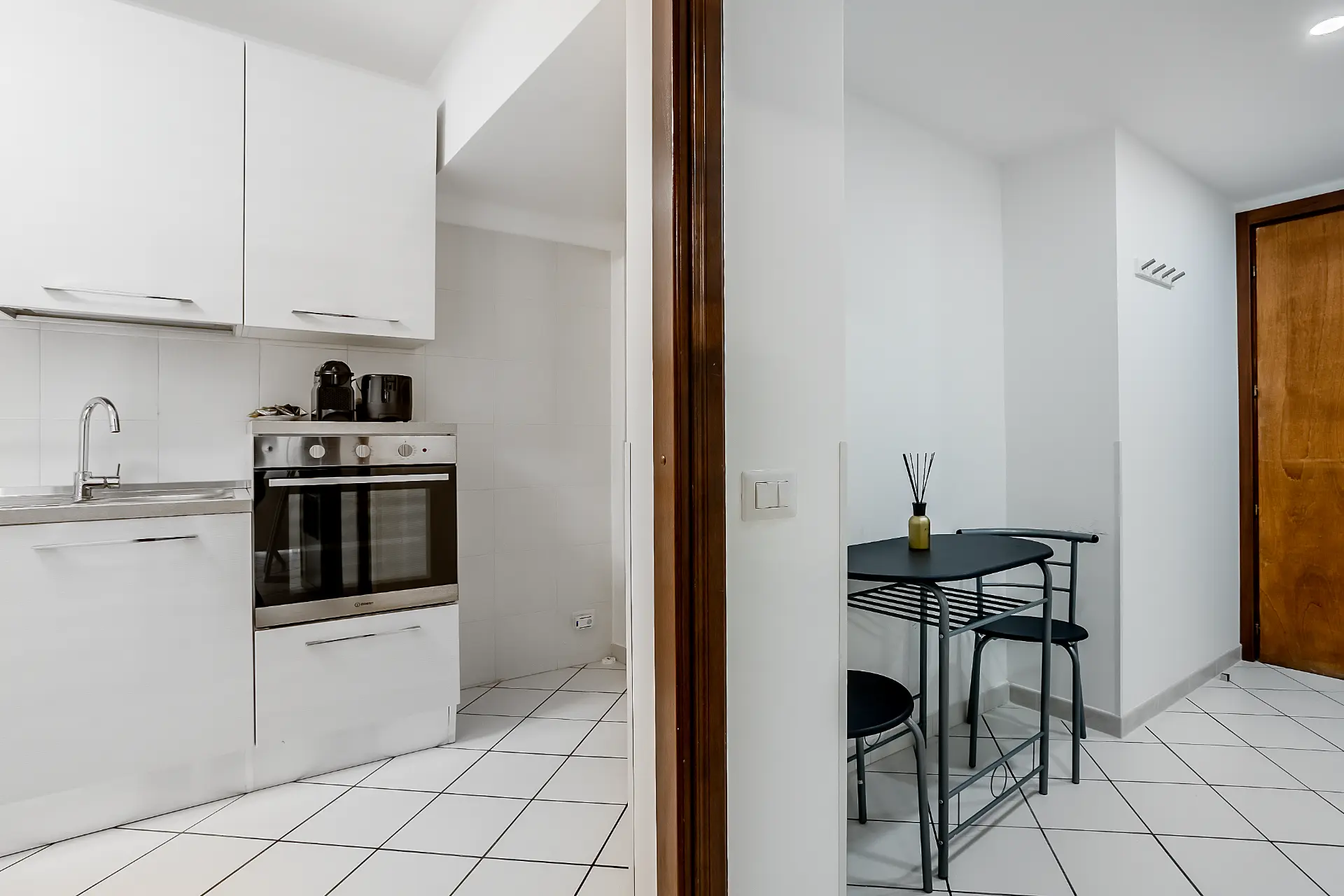 Cucina e ingresso con tavolino